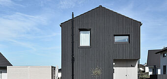 [Translate to Swedish:] Black wooden facade