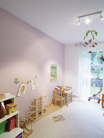 Kinderzimmer in Pastellviolett