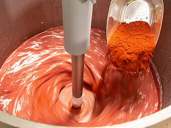 [Translate to Danish:] KEIM production in Diedorf - mixing colours