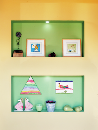 Kinderzimmer mit farbenfroher grün-gelber Wand