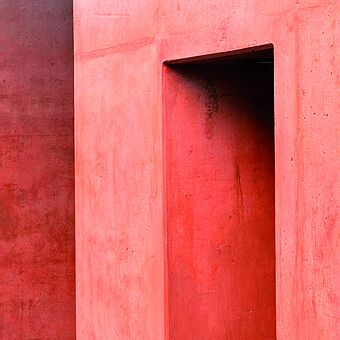 Röd betongvägg